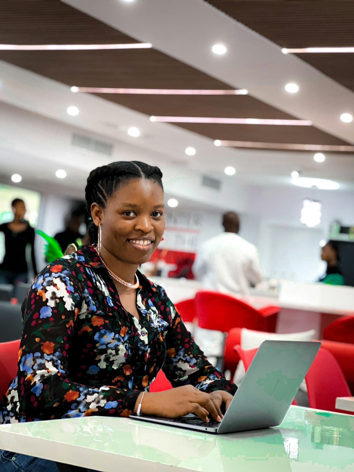 Comptable africain travaillant sur son ordinateur